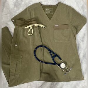 FIGS Olive Scrubs SET - both small